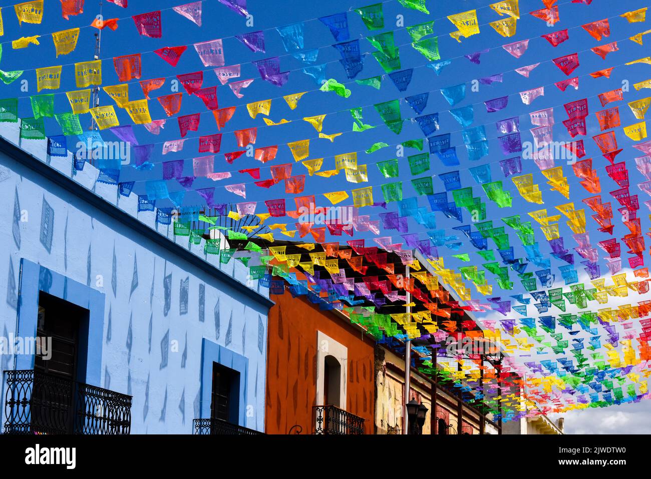 Papel Picados schmücken eine Straße im historischen Zentrum der Stadt Oaxaca de Juarez, Oaxaca, Mexiko Stockfoto