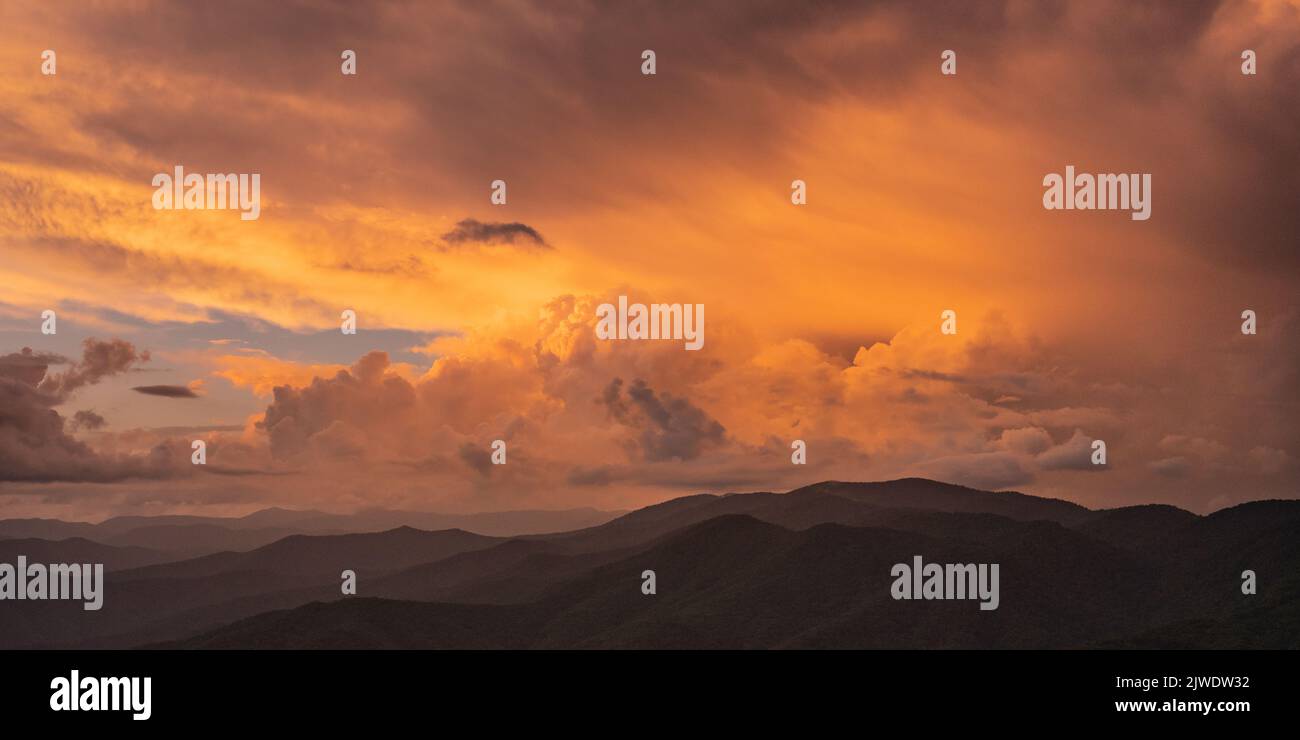 Höhepunkte des Sonnenuntergangs die Wolken, die sich im Spätsommer über den Great Smoky Mountains aufbauen Stockfoto