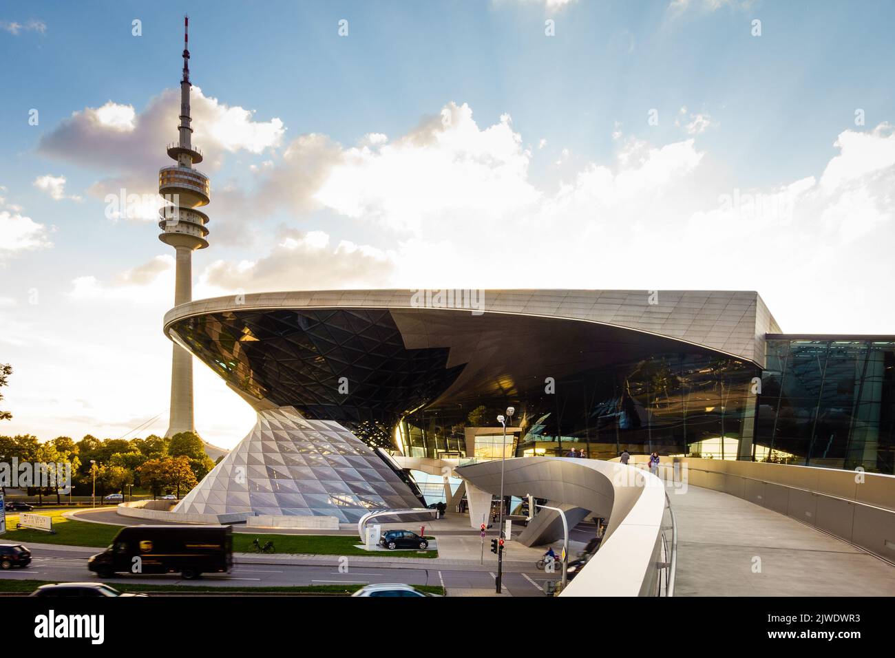München, 29. September 2015: BMW Showroom mit olympischem Fernsehturm im Hintergrund in München Stockfoto
