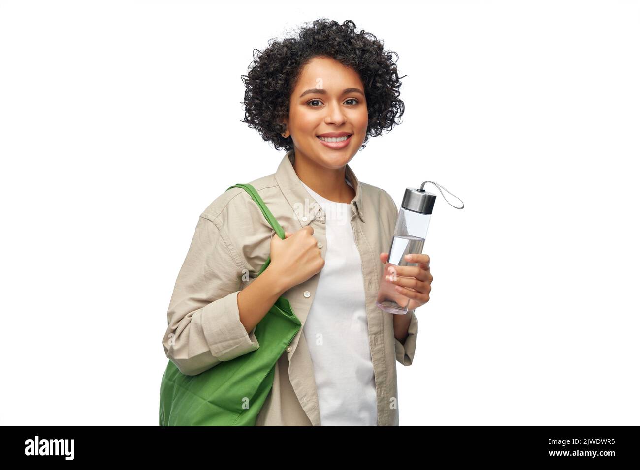 Glückliche Frau mit Wasser in Glasflasche und Shopper Stockfoto