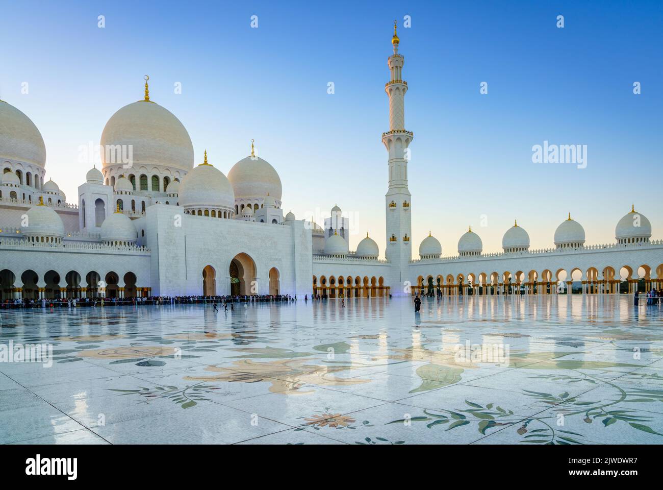 Abu Dhabi, VAE, 30. Dezember 2016: Innenhof der Scheich-Zayed-Moschee in Abu Dhabi, VAE bei Sonnenuntergang Stockfoto