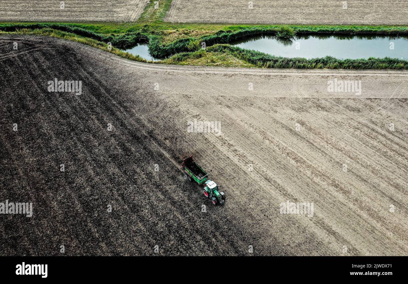 2022-09-05 15:22:56 Drohnenbild eines Bauern, der Dünger auf seinem Feld in Klaaswaal, Niederlande, ausbreitet, 05. September 2022. Die Ausnahmestellung, wonach niederländische Landwirte mehr Dünger als Landwirte in anderen Ländern verbreiten dürfen, wird eingeschränkt. ANP JEFFREY GROENEWEG niederlande Out - belgien Out Stockfoto