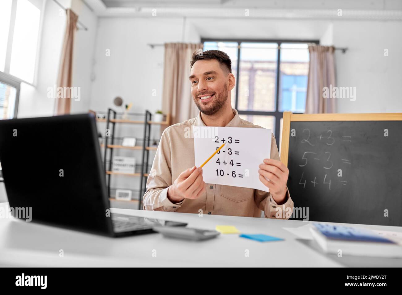 Männlicher Mathematiklehrer, der zu Hause Online-Unterricht hat Stockfoto