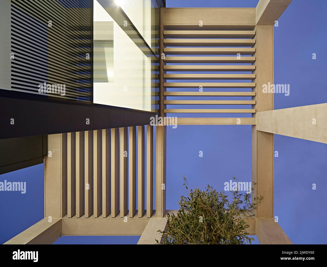 Dachkonstruktion der Terrasse im Obergeschoss. 50 Eastbourne Terrace, London, Großbritannien. Architekt: Sheppard Robson, 2021. Stockfoto
