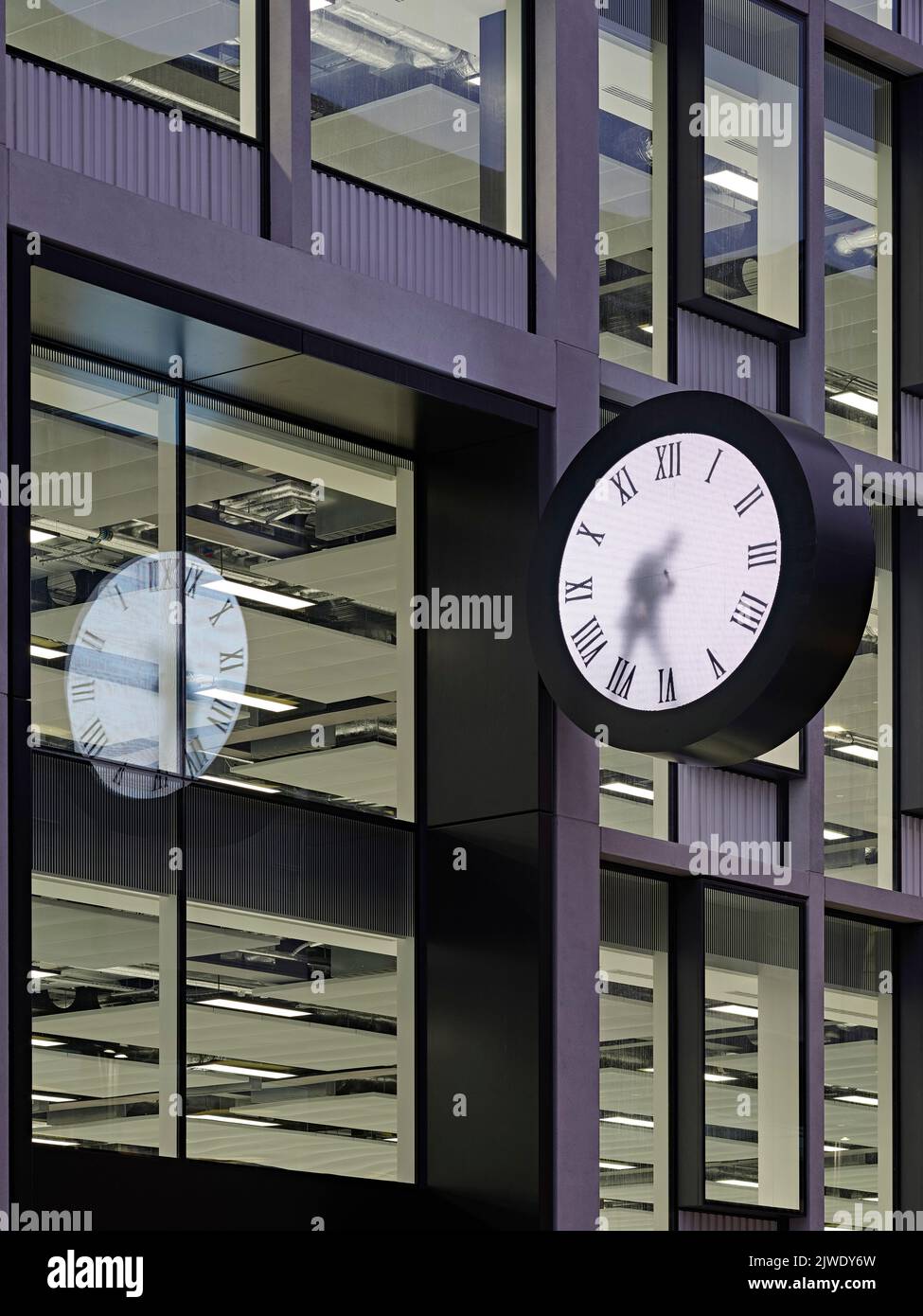 Uhr im Außenbereich des Gebäudes mit Malzeit. 50 Eastbourne Terrace, London, Großbritannien. Architekt: Sheppard Robson, 2021. Stockfoto
