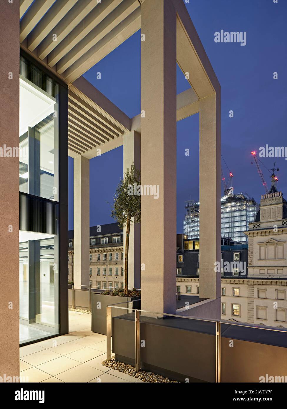 Terrasse im oberen Stockwerk mit Stadtblick. 50 Eastbourne Terrace, London, Großbritannien. Architekt: Sheppard Robson, 2021. Stockfoto