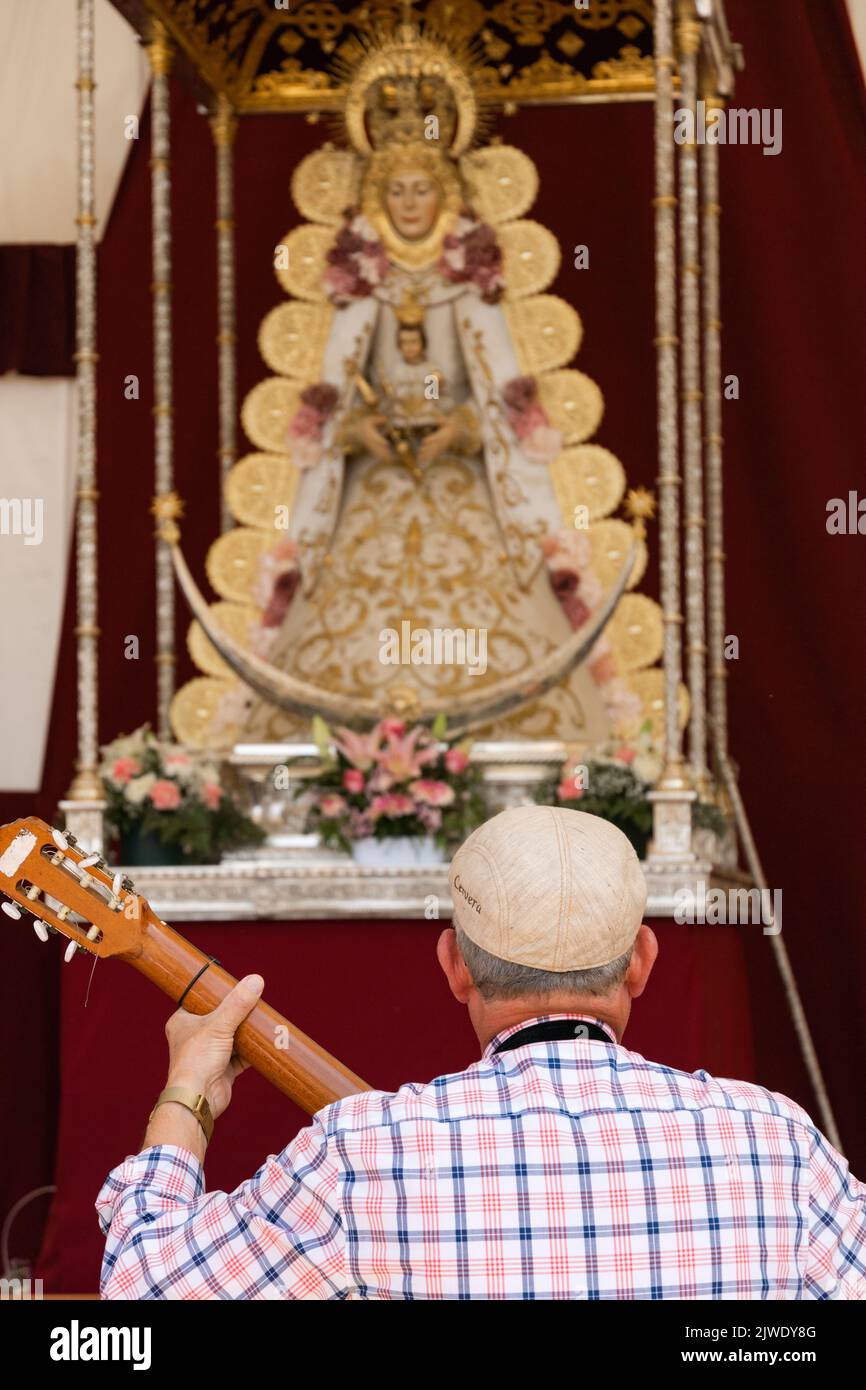 Barcelona, Katalonien, Spanien, 4. Juli 2022:Beschreibung: Die Jungfrau von El Rocio auf einem roten Altar mit goldenen Ornamenten mit einem Mann, der Gitarre im Fr.spielt Stockfoto