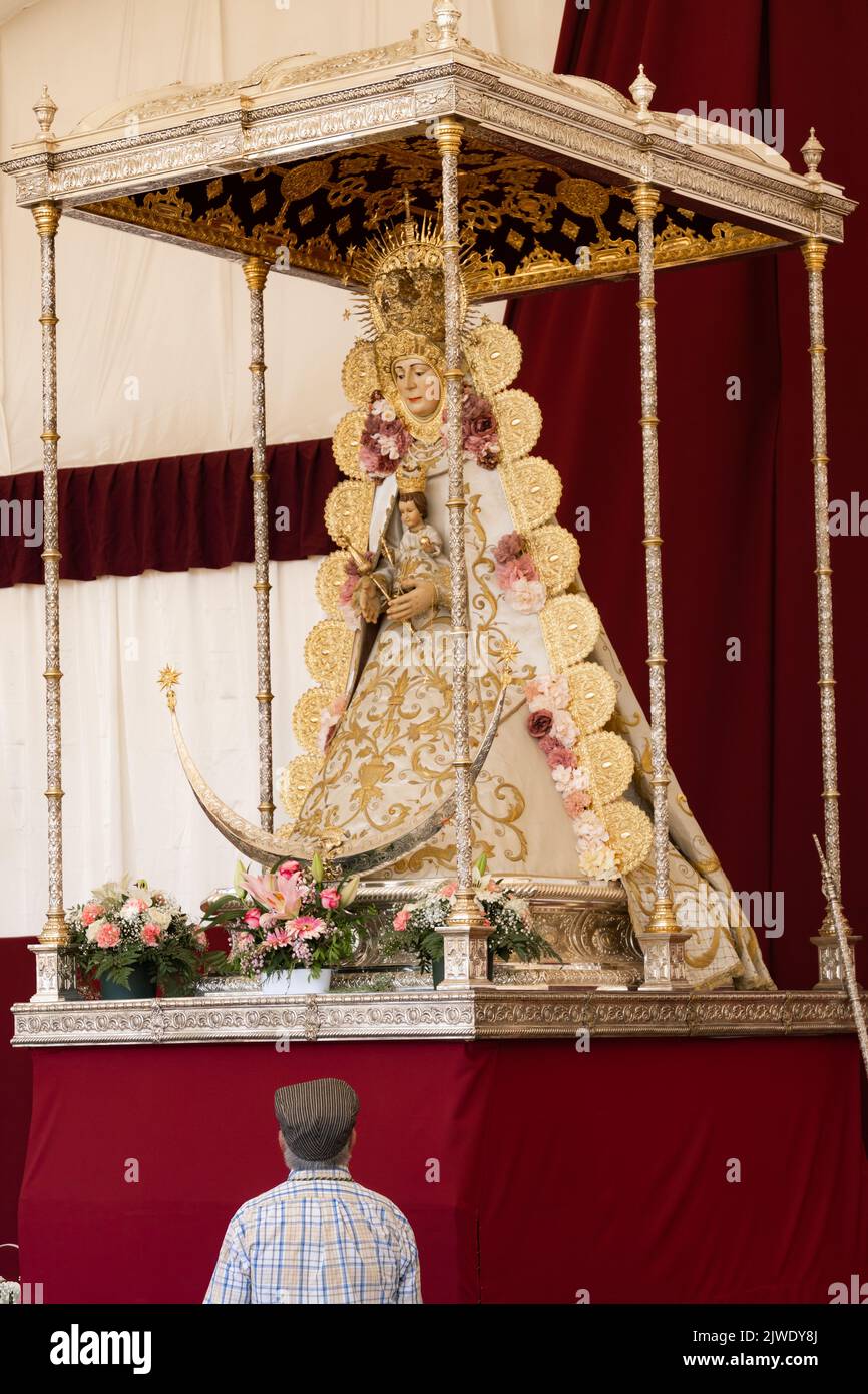 Barcelona, Katalonien, Spanien, 4. Juli 2022:die Jungfrau von El Rocio auf einem roten Altar mit goldenen Ornamenten Stockfoto