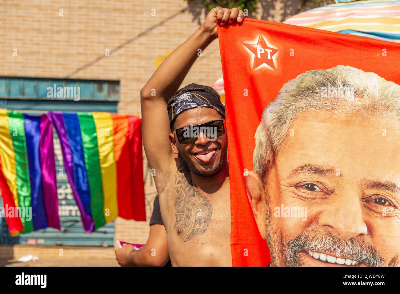 Goiânia, Goias, Brasilien – 05. September 2022: Ein Junge, der ein Handtuch mit dem Gesicht von Lula hält, dem Kandidaten für das Präsidentenamt in Brasilien. Stockfoto