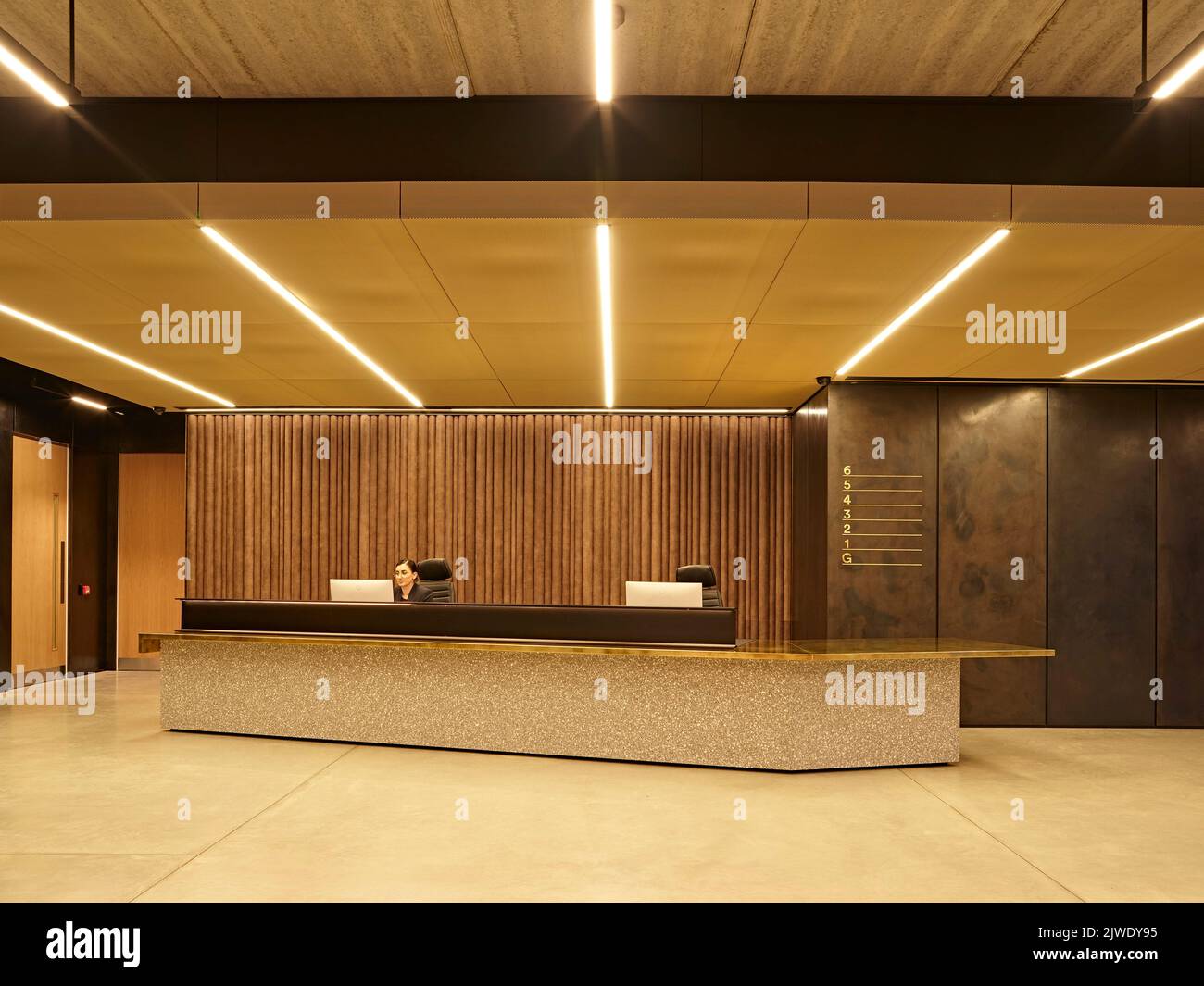 Eingang im Erdgeschoss mit Rezeptionstresen. 50 Eastbourne Terrace, London, Großbritannien. Architekt: Sheppard Robson, 2021. Stockfoto