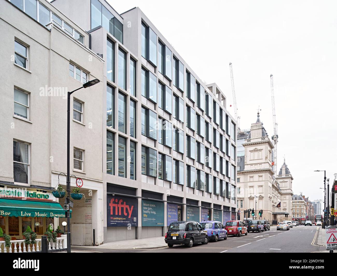 Blick auf die Fassade der Craven Road. 50 Eastbourne Terrace, London, Großbritannien. Architekt: Sheppard Robson, 2021. Stockfoto