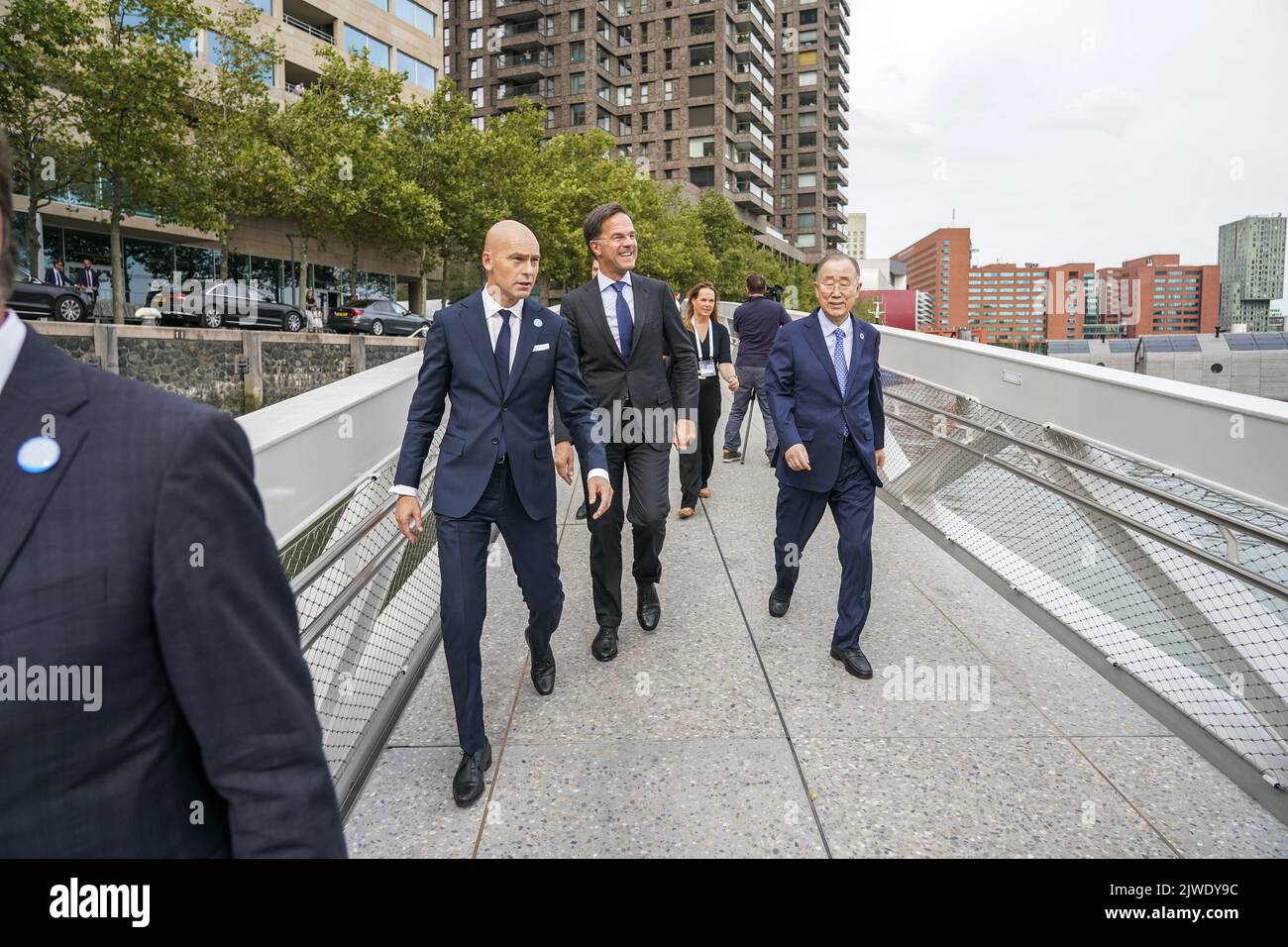 2022-09-05 15:59:56 ROTTERDAM - Patrick Verkooijen, Premierminister Mark Rutte und Ban Ki-Moon (von links nach rechts) während des Afrika-Anpassungsgipfels. Während dieses Gipfels werden die afrikanischen Staats- und Regierungschefs über die Bedeutung der Strukturfinanzierung für die Klimaanpassung in Afrika diskutieren. ANP JEROEN JUMELET niederlande Out - belgien Out Stockfoto