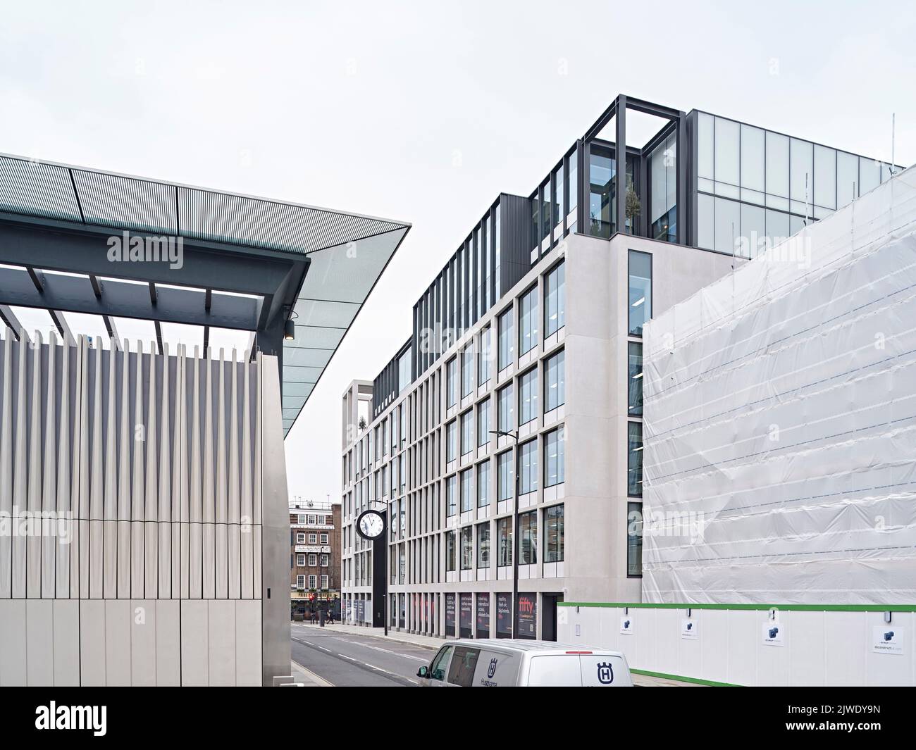 Blick auf die Fassade mit Eingang zur Paddington Station. 50 Eastbourne Terrace, London, Großbritannien. Architekt: Sheppard Robson, 2021. Stockfoto