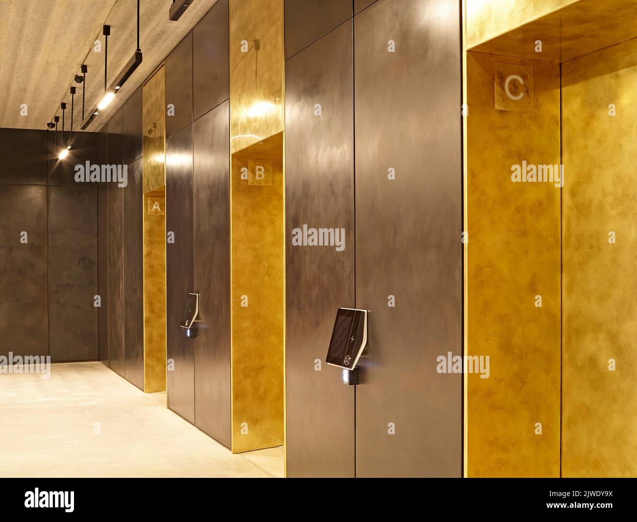 Aufzug in der Lobby. 50 Eastbourne Terrace, London, Großbritannien. Architekt: Sheppard Robson, 2021. Stockfoto