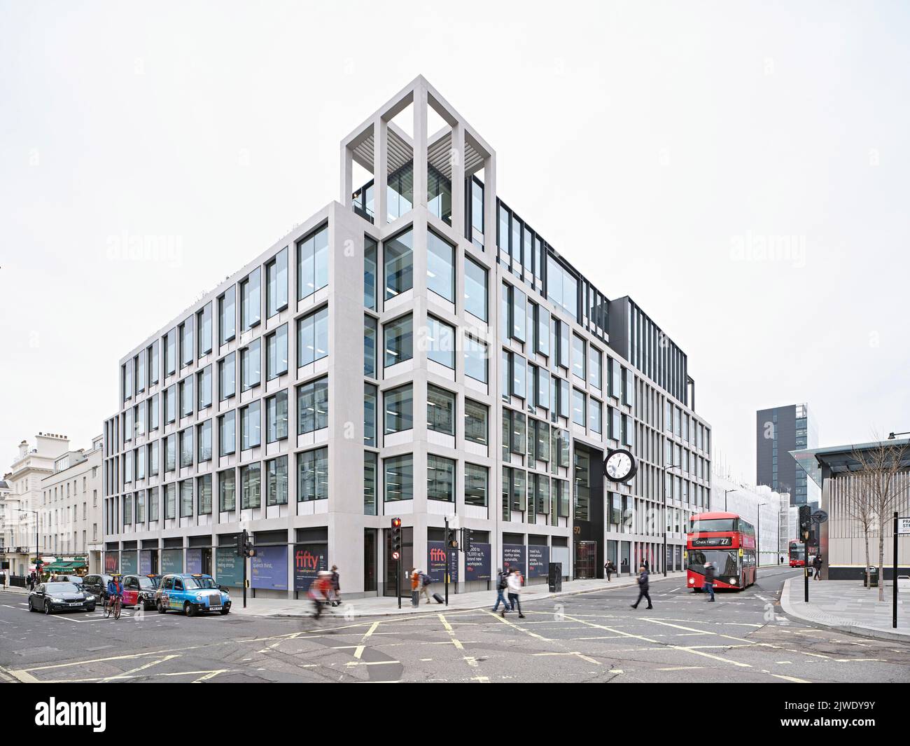 Kreuzung bei 50 Eastbourne Terrace. 50 Eastbourne Terrace, London, Großbritannien. Architekt: Sheppard Robson, 2021. Stockfoto