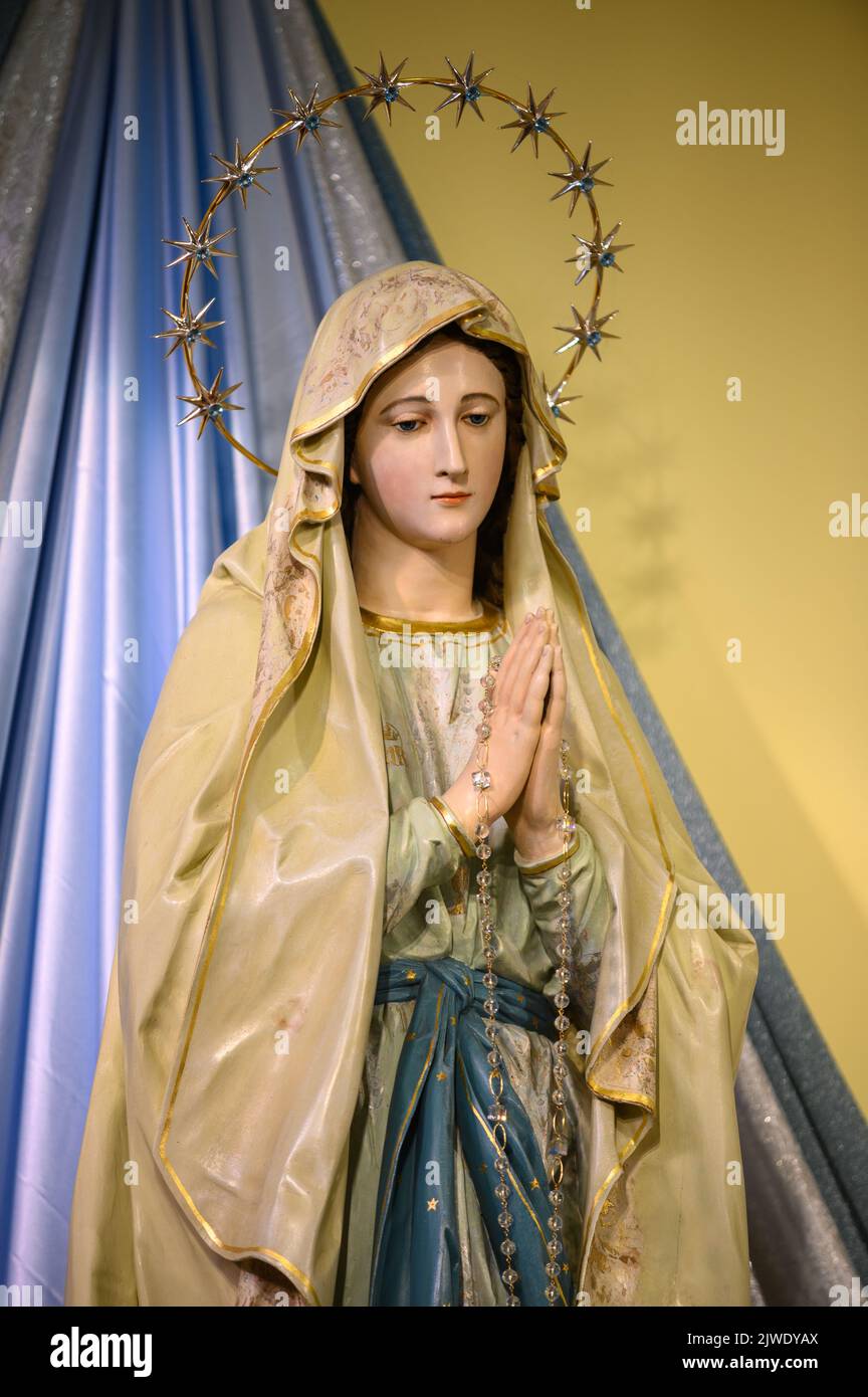 Statue der Jungfrau Maria, der Königin des Friedens, in der Kirche des hl. Jakobus in Medjugorje, Bosnien und Herzegowina. Stockfoto