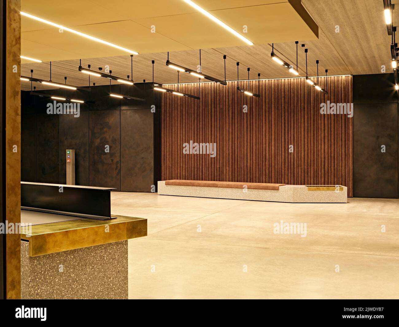 Eingang im Erdgeschoss mit Rezeptionstresen. 50 Eastbourne Terrace, London, Großbritannien. Architekt: Sheppard Robson, 2021. Stockfoto