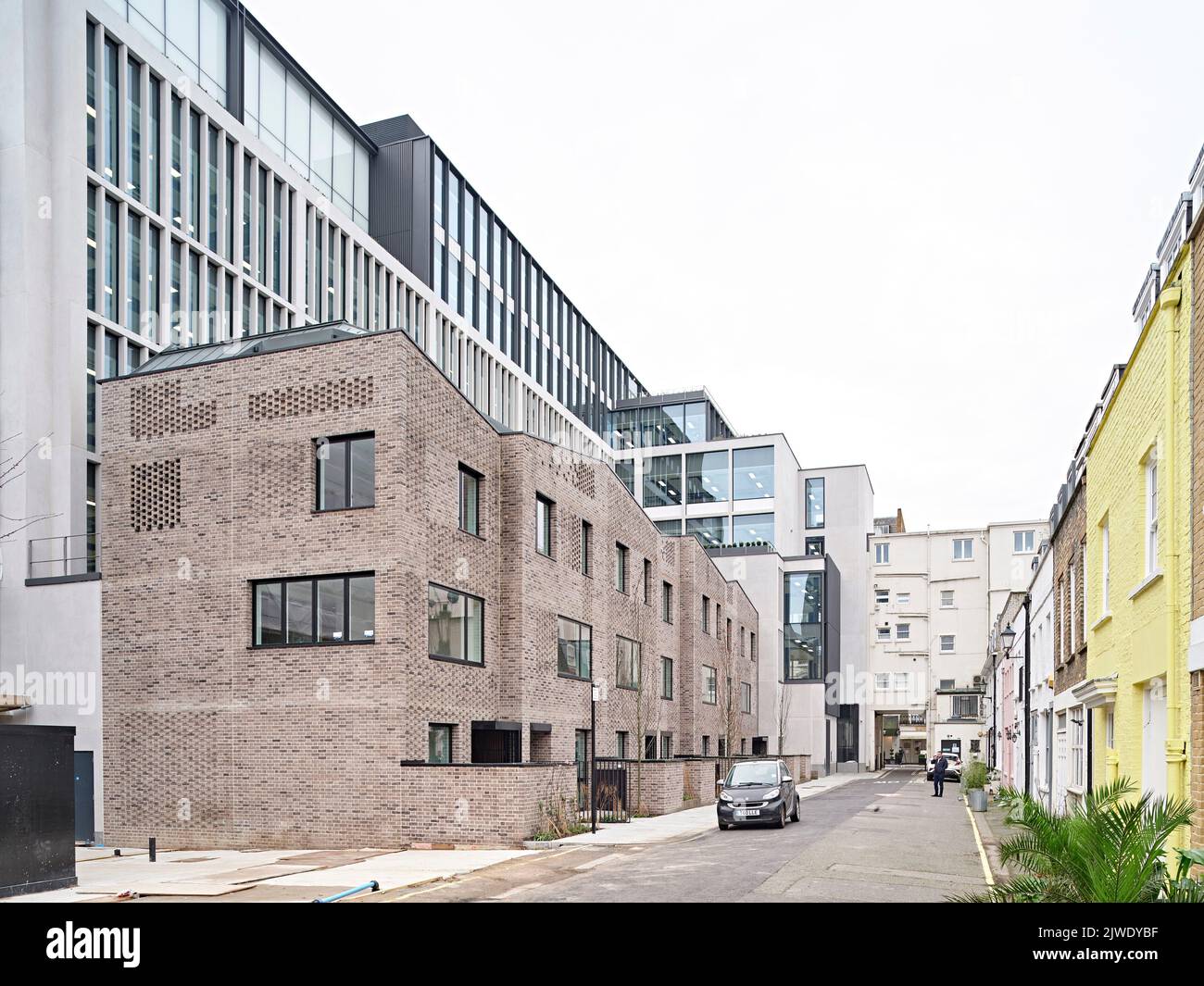Blick auf die Fassade entlang des Chilworth Mews. 50 Eastbourne Terrace, London, Großbritannien. Architekt: Sheppard Robson, 2021. Stockfoto