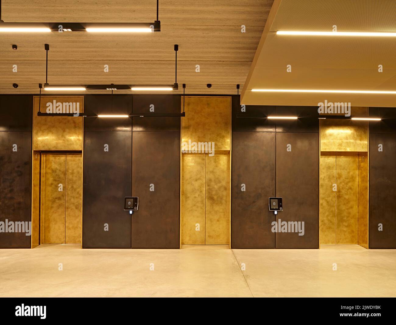 Aufzug in der Lobby. 50 Eastbourne Terrace, London, Großbritannien. Architekt: Sheppard Robson, 2021. Stockfoto