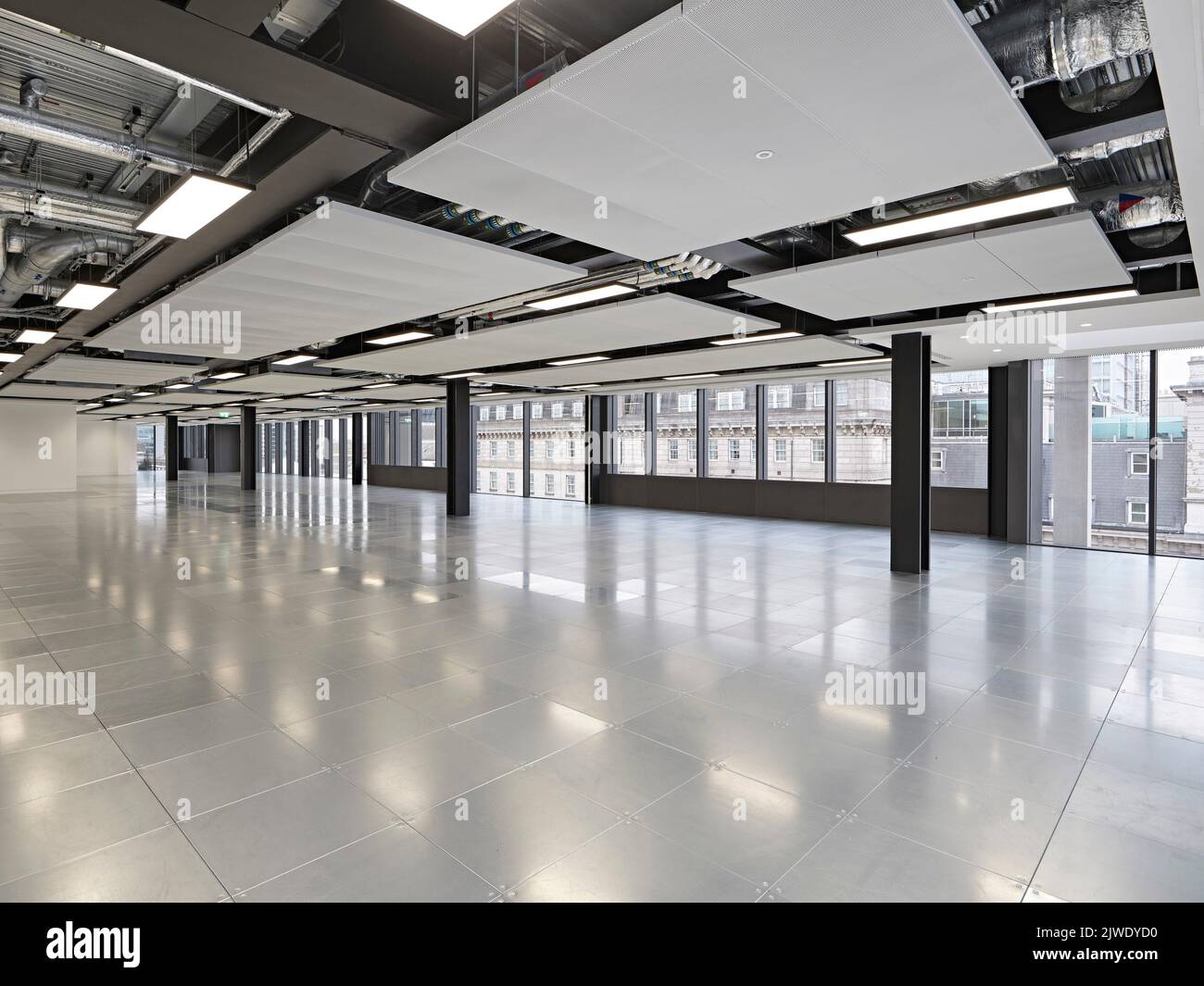 Unmöblierter Büroraum mit Vollverglasung. 50 Eastbourne Terrace, London, Großbritannien. Architekt: Sheppard Robson, 2021. Stockfoto