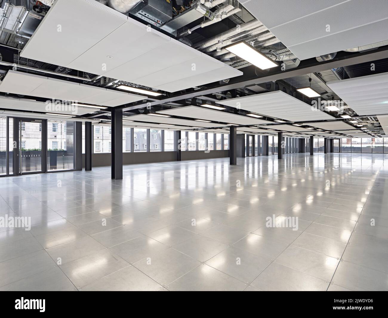 Unmöblierter Büroraum mit Vollverglasung. 50 Eastbourne Terrace, London, Großbritannien. Architekt: Sheppard Robson, 2021. Stockfoto