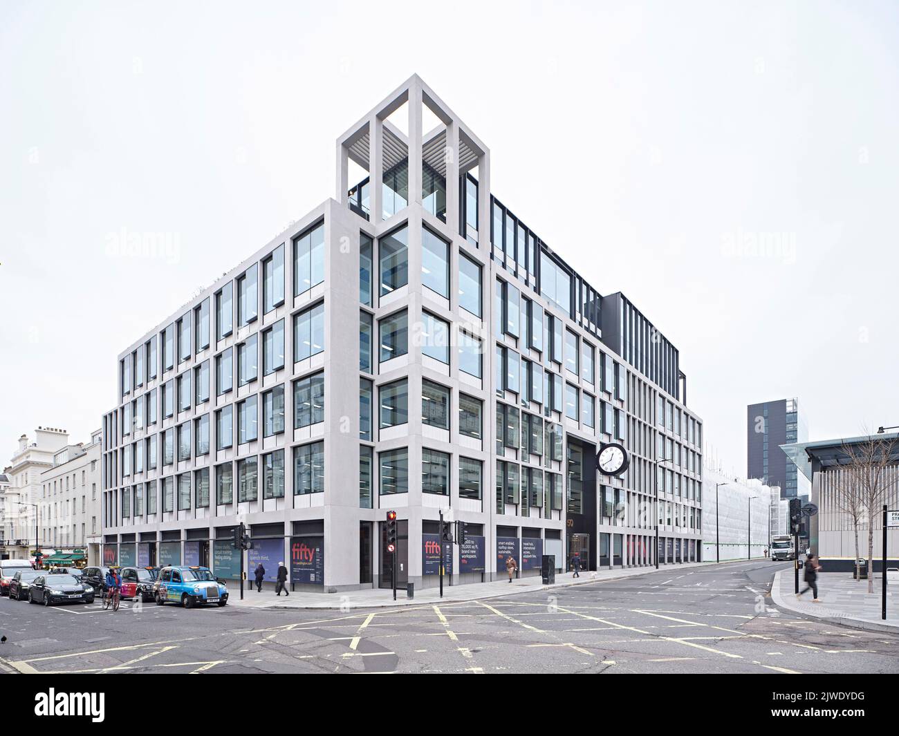 Kreuzung bei 50 Eastbourne Terrace. 50 Eastbourne Terrace, London, Großbritannien. Architekt: Sheppard Robson, 2021. Stockfoto