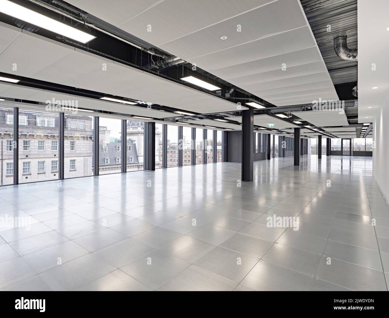 Unmöblierter Büroraum mit Vollverglasung. 50 Eastbourne Terrace, London, Großbritannien. Architekt: Sheppard Robson, 2021. Stockfoto