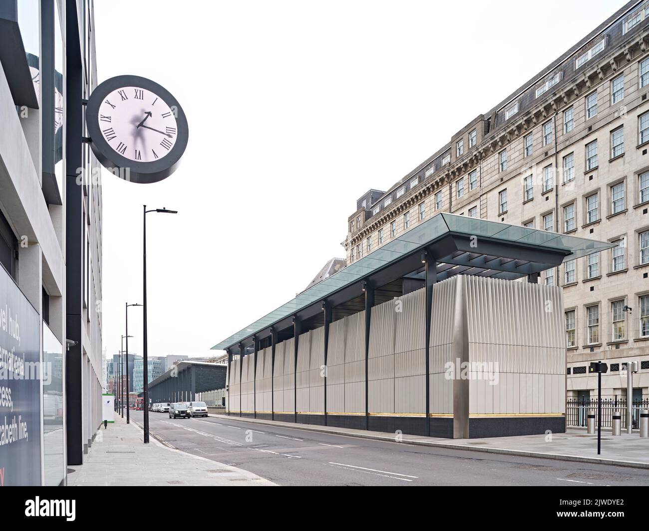 Blick auf die Eastbourne Terrace mit Eingang zum Bahnhof Paddington. 50 Eastbourne Terrace, London, Großbritannien. Architekt: Sheppard Robson, 2021 Stockfoto