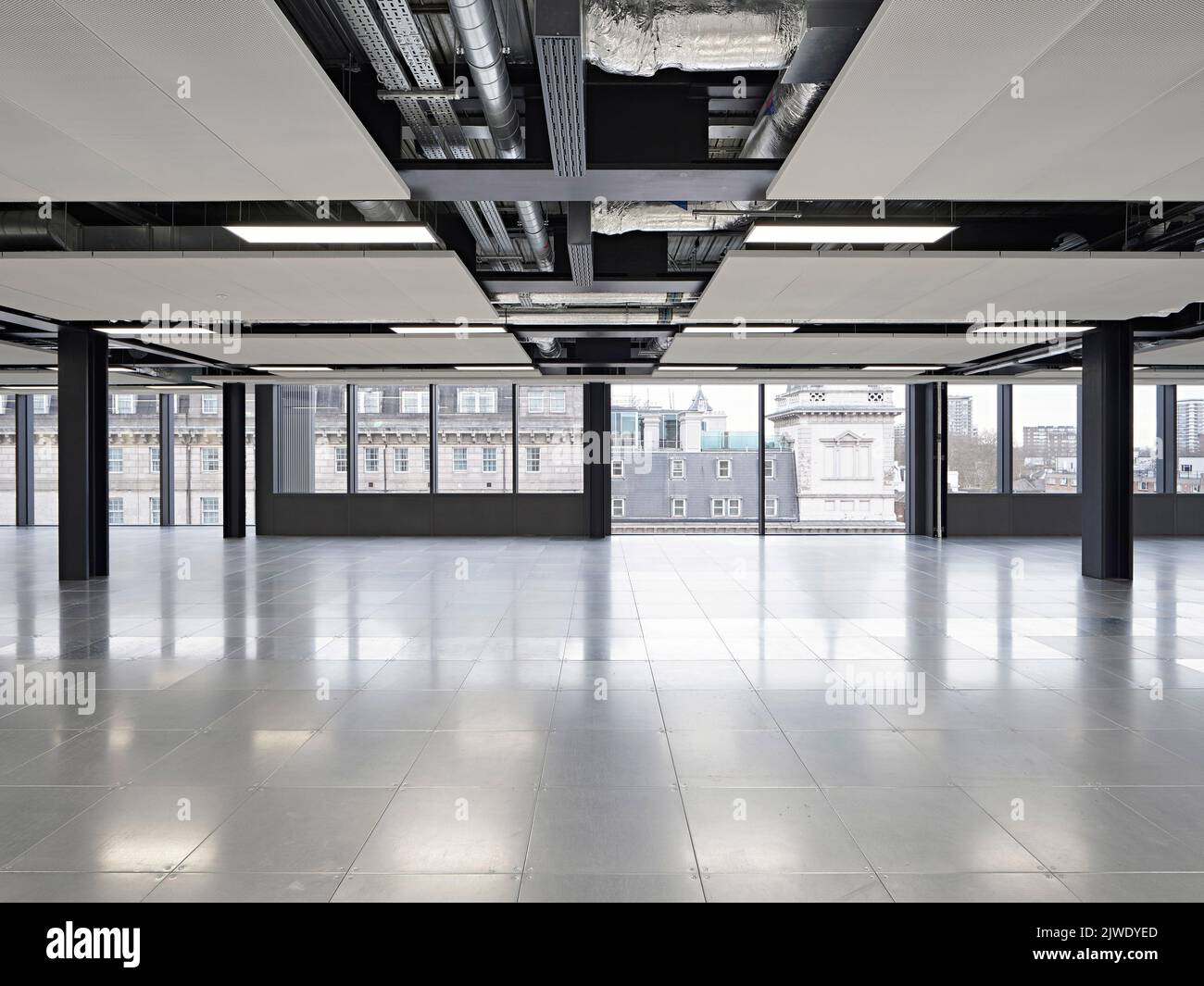 Unmöblierter Büroraum mit Vollverglasung. 50 Eastbourne Terrace, London, Großbritannien. Architekt: Sheppard Robson, 2021. Stockfoto