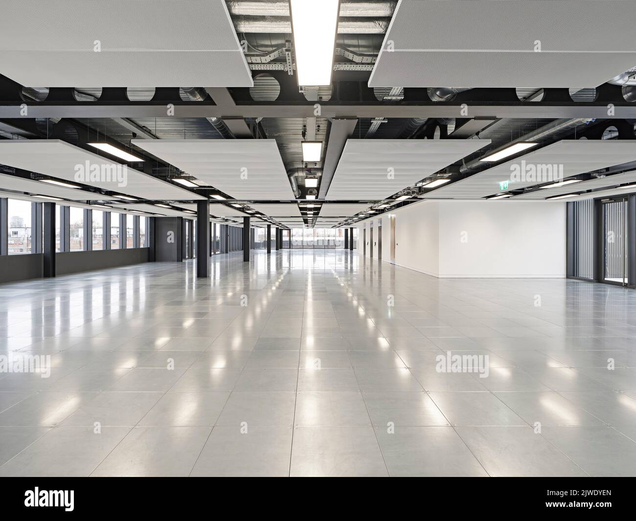 Unmöblierter Büroraum mit Vollverglasung. 50 Eastbourne Terrace, London, Großbritannien. Architekt: Sheppard Robson, 2021. Stockfoto