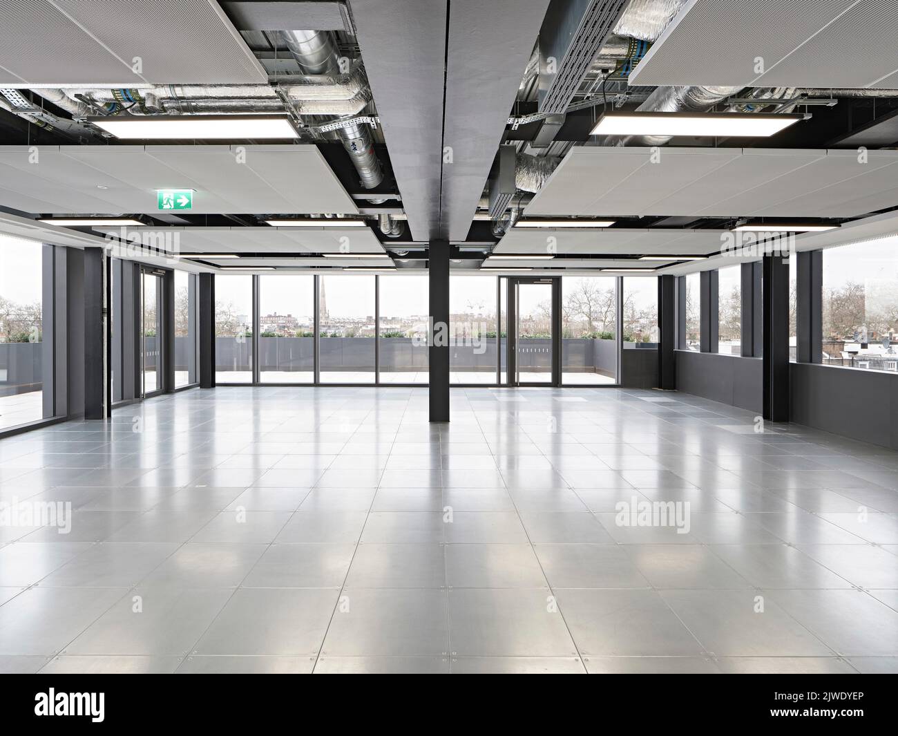 Unmöblierter Büroraum mit Vollverglasung. 50 Eastbourne Terrace, London, Großbritannien. Architekt: Sheppard Robson, 2021. Stockfoto