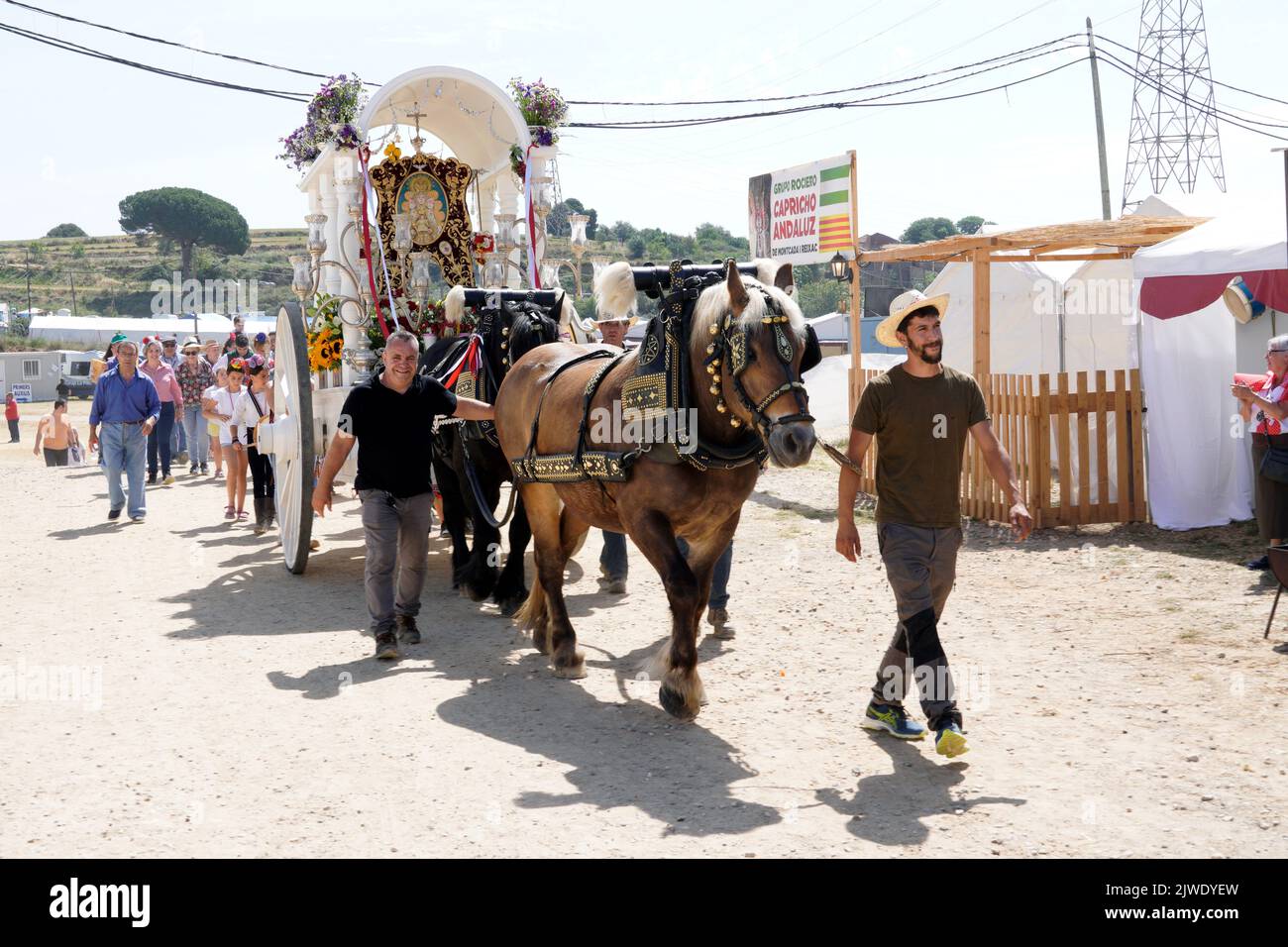 Barcelona, Katalonien, Spanien, 4. Juli 2022:das andalusische Volk folgt einer Kutsche und marschiert zur Wallfahrt der Jungfrau von El Rocio Stockfoto