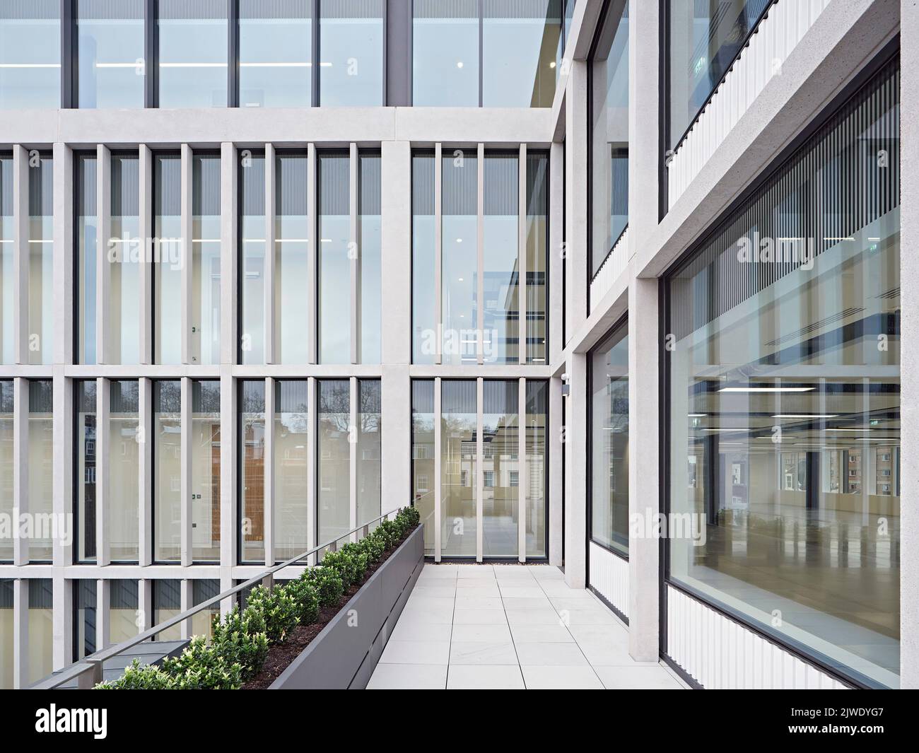 Blick auf die Terrasse im oberen Stockwerk. 50 Eastbourne Terrace, London, Großbritannien. Architekt: Sheppard Robson, 2021. Stockfoto