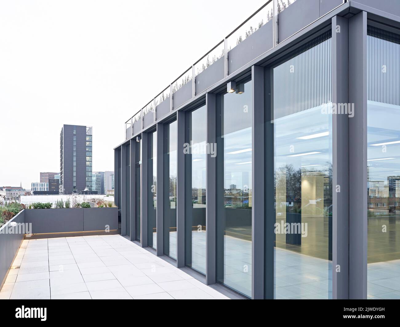 Verglasung im obersten Stockwerk. 50 Eastbourne Terrace, London, Großbritannien. Architekt: Sheppard Robson, 2021. Stockfoto