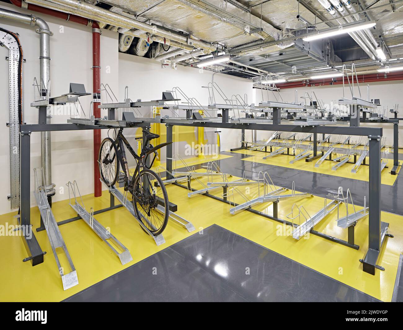 Fahrradkeller im Keller. 50 Eastbourne Terrace, London, Großbritannien. Architekt: Sheppard Robson, 2021. Stockfoto