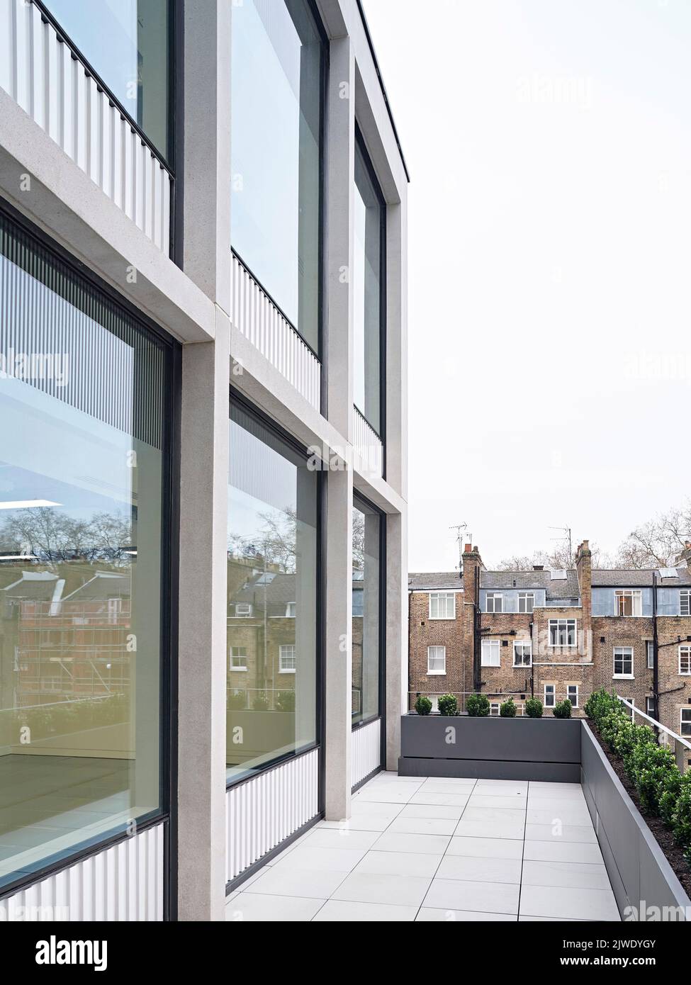 Blick auf die Terrasse im oberen Stockwerk. 50 Eastbourne Terrace, London, Großbritannien. Architekt: Sheppard Robson, 2021. Stockfoto
