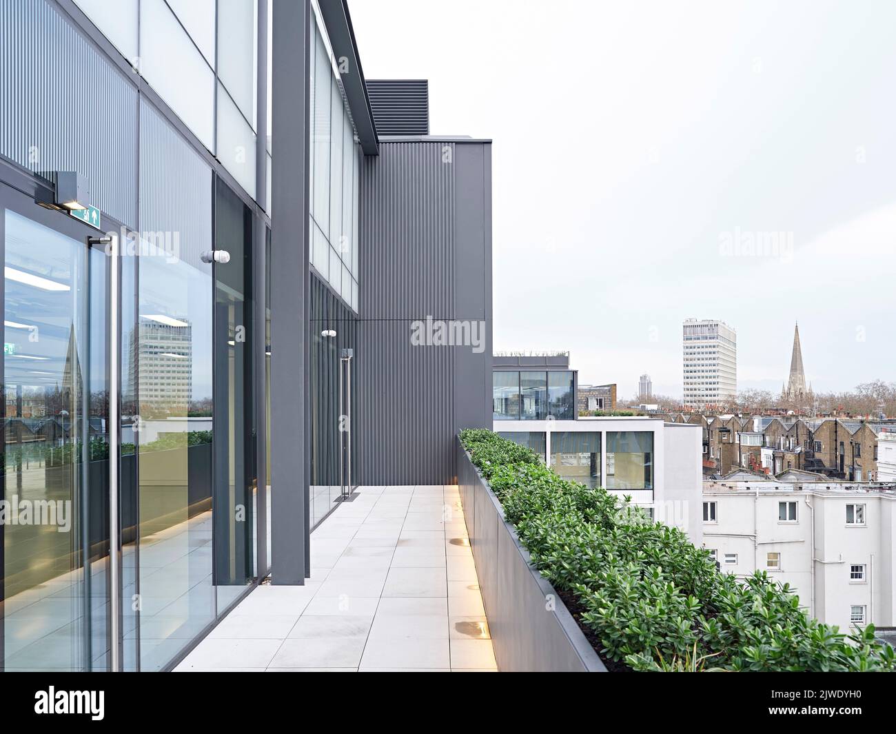 Terrasse im oberen Stockwerk mit Stadtblick. 50 Eastbourne Terrace, London, Großbritannien. Architekt: Sheppard Robson, 2021. Stockfoto