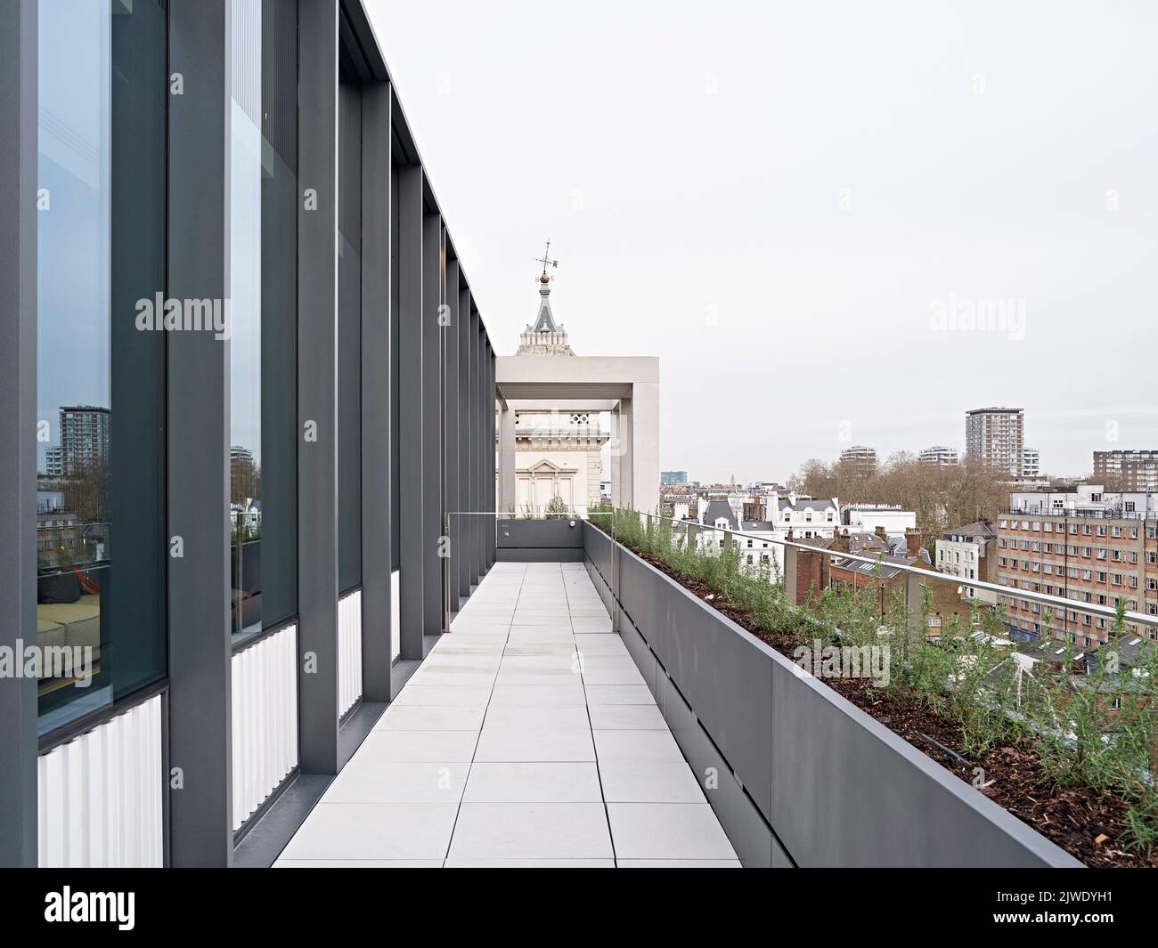 Blick auf die Dachterrasse. 50 Eastbourne Terrace, London, Großbritannien. Architekt: Sheppard Robson, 2021. Stockfoto