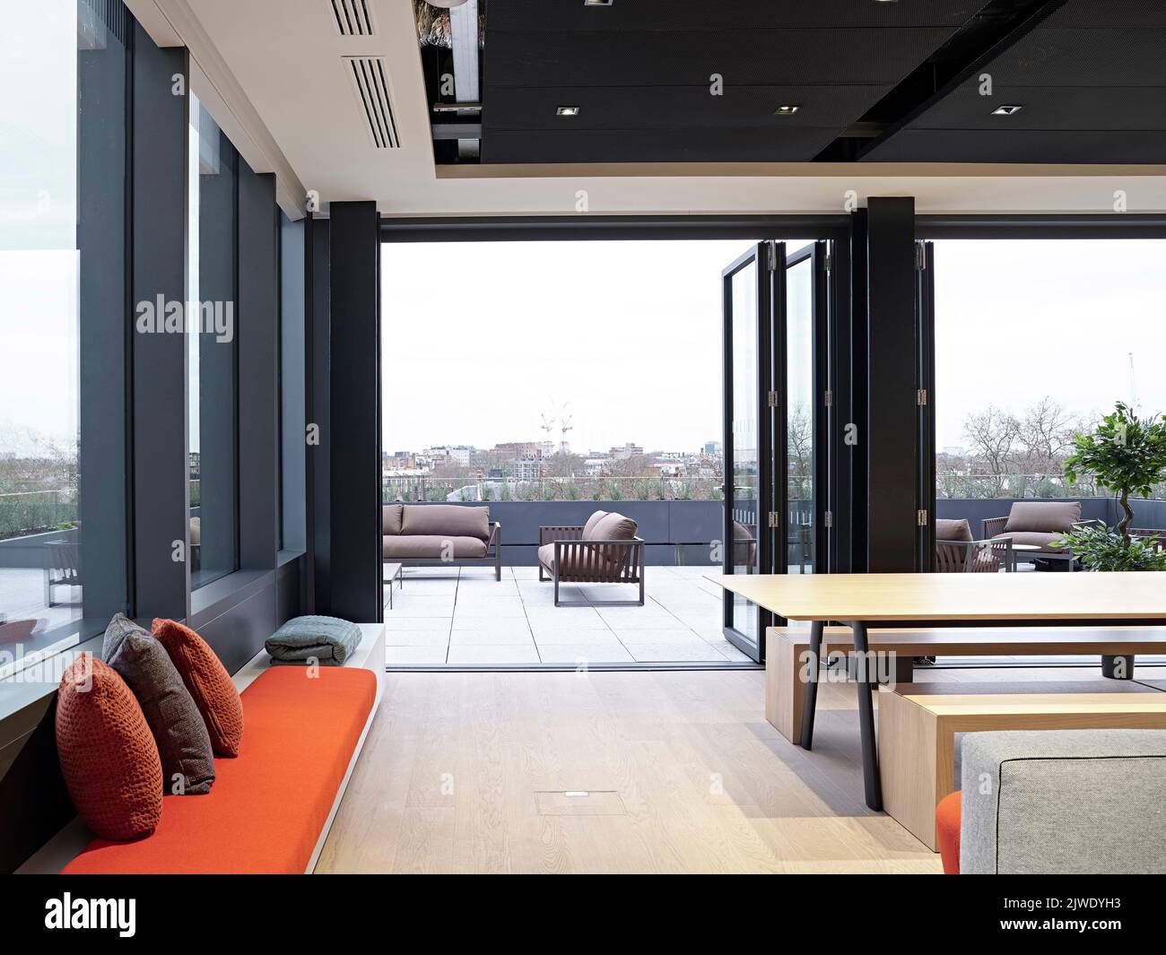 Lounge im oberen Stockwerk mit Zugang zum Balkon. 50 Eastbourne Terrace, London, Großbritannien. Architekt: Sheppard Robson, 2021. Stockfoto
