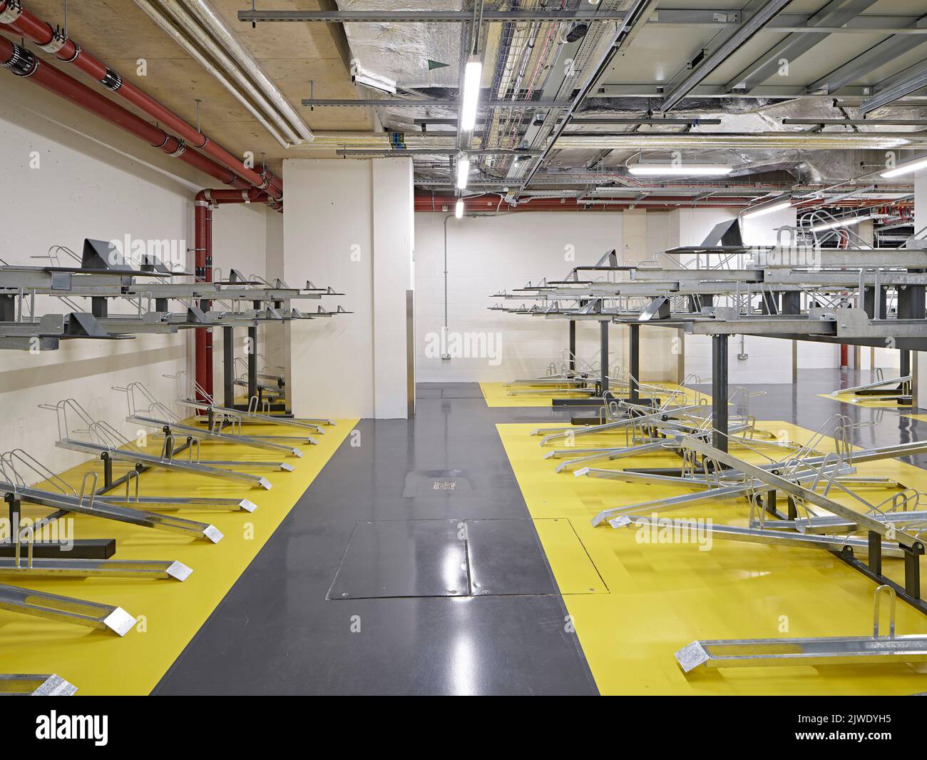 Fahrradkeller im Keller. 50 Eastbourne Terrace, London, Großbritannien. Architekt: Sheppard Robson, 2021. Stockfoto