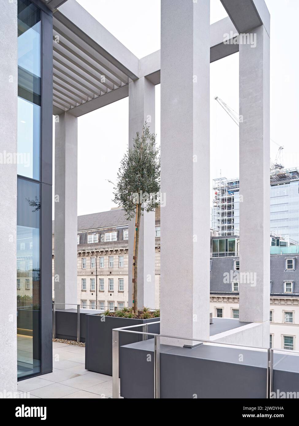 Obere Etage Terrasse und Dachkonstruktion. 50 Eastbourne Terrace, London, Großbritannien. Architekt: Sheppard Robson, 2021. Stockfoto