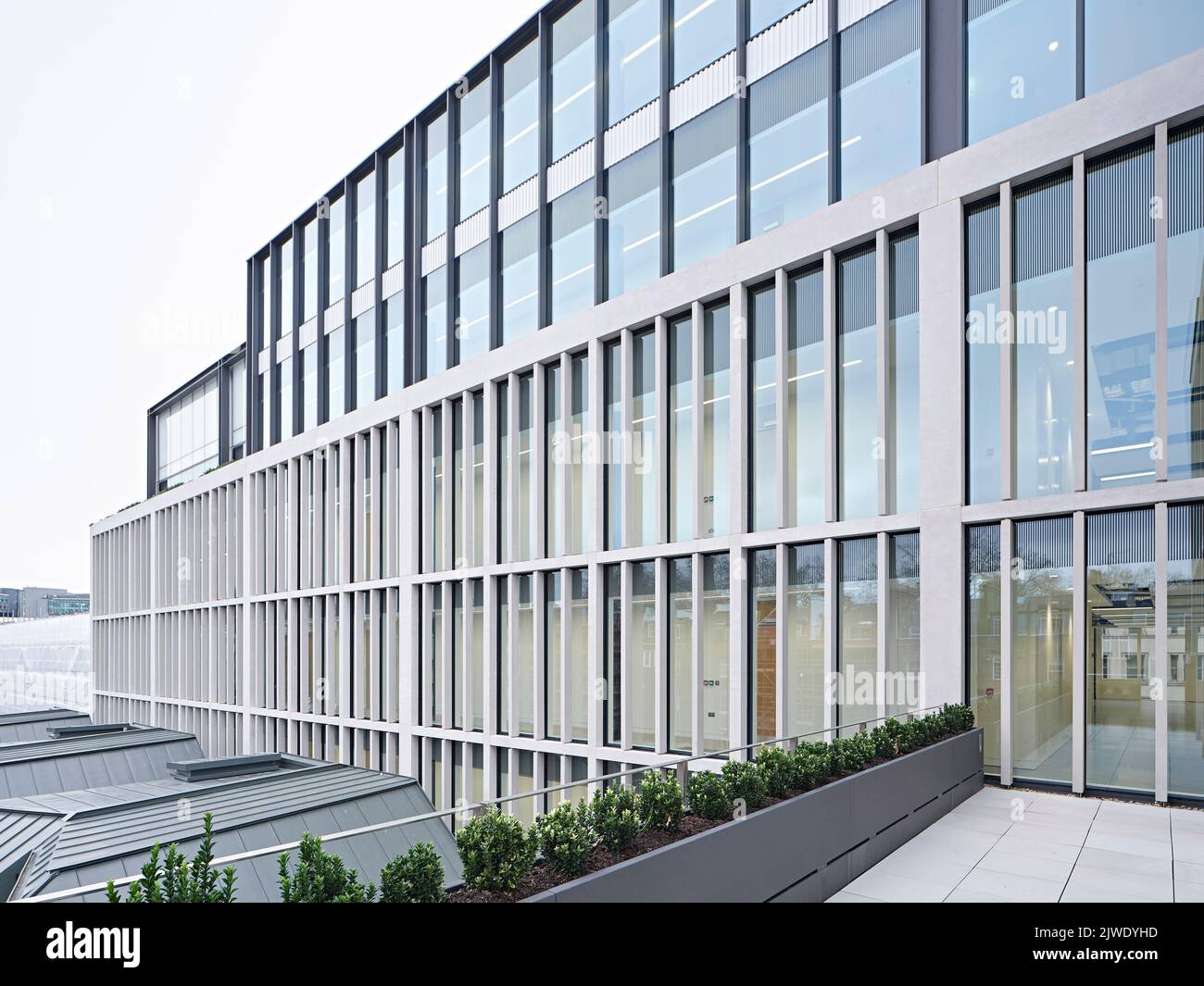 Terrasse im Obergeschoss und Gebäudefassade. 50 Eastbourne Terrace, London, Großbritannien. Architekt: Sheppard Robson, 2021. Stockfoto