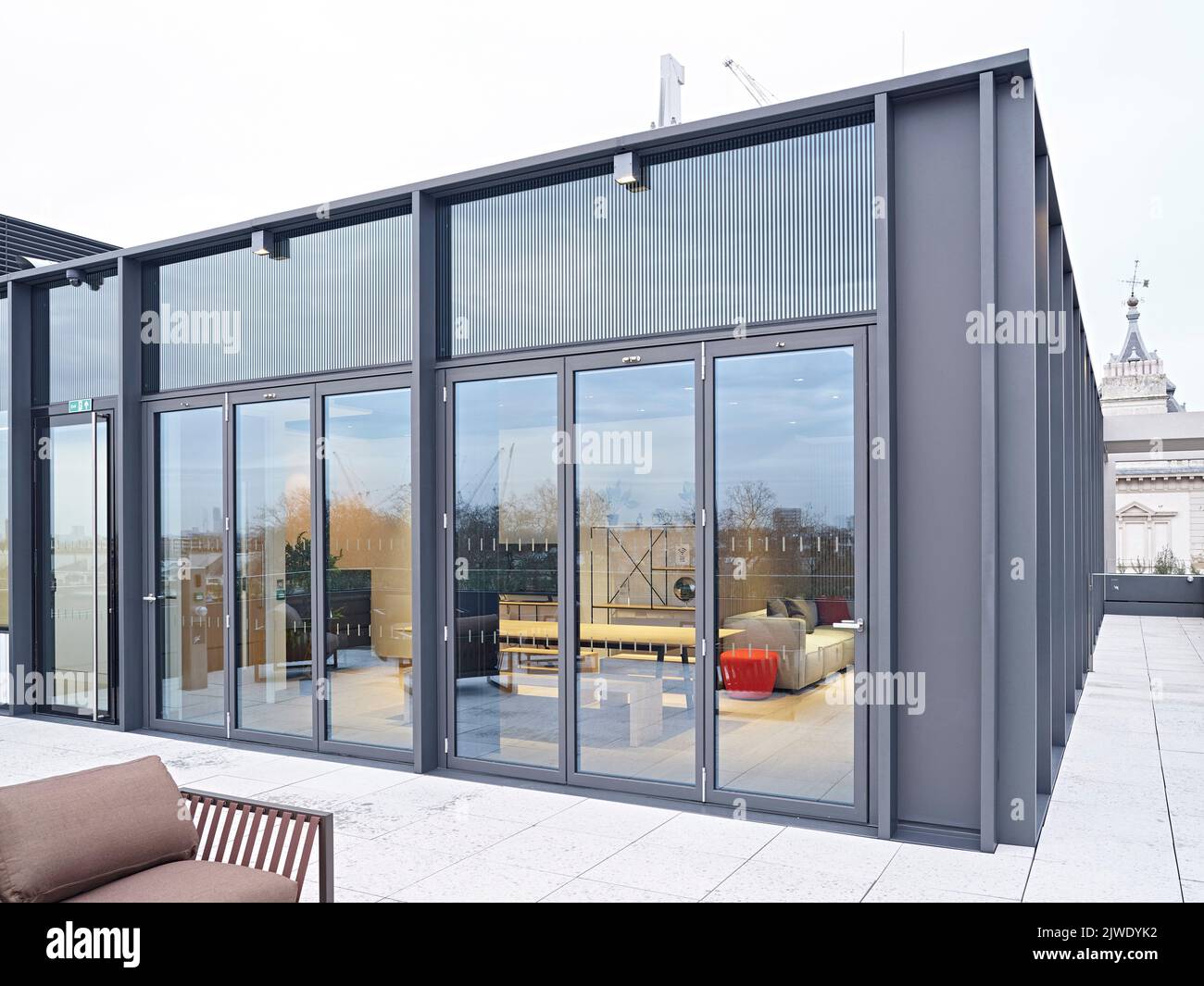 Blick vom Balkon in den oberen Stockwerken auf die Lounge im Innenbereich. 50 Eastbourne Terrace, London, Großbritannien. Architekt: Sheppard Robson, 2021. Stockfoto