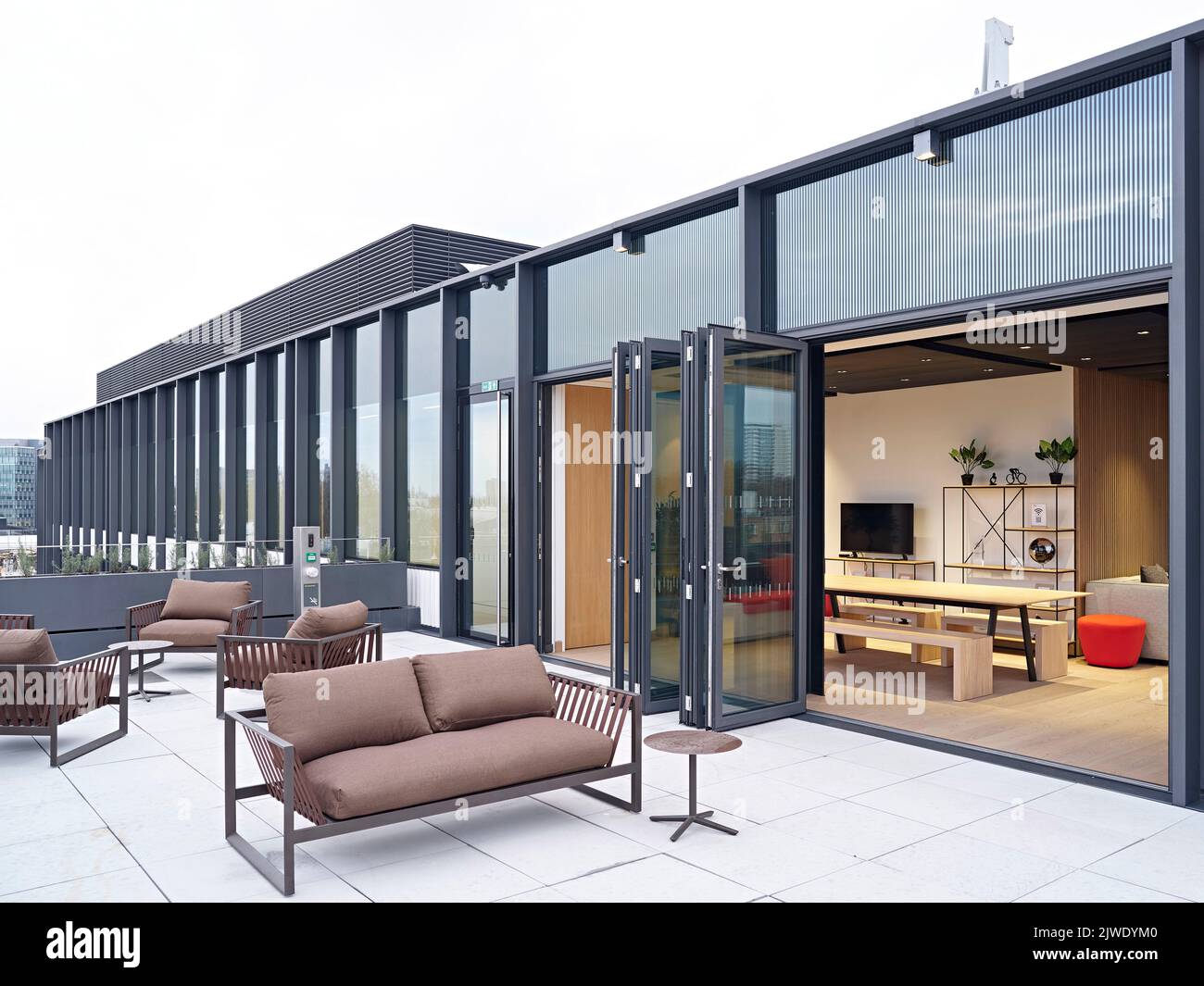Verglasung im Obergeschoss mit Balkon und offenen Türen. 50 Eastbourne Terrace, London, Großbritannien. Architekt: Sheppard Robson, 2021. Stockfoto