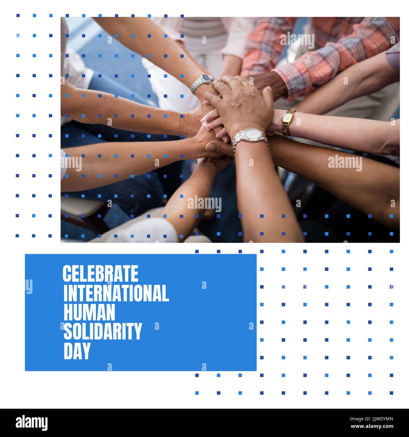 Zusammengesetzt aus feiern internationalen Tag der menschlichen Solidarität Text und multirassische Menschen Stapeln Hände Stockfoto