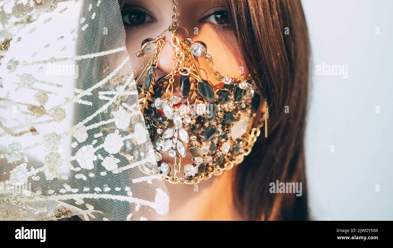 Glamouröser festlicher Look pandemische Mode im neuen Jahr Stockfoto