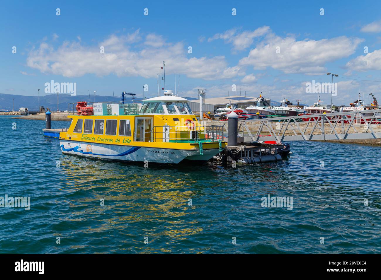 Galicien, Spanien - 27. Juli 2022: Festfahrende Fischerboote im Hafen von Vigo, Galicien, Spanien. Stockfoto