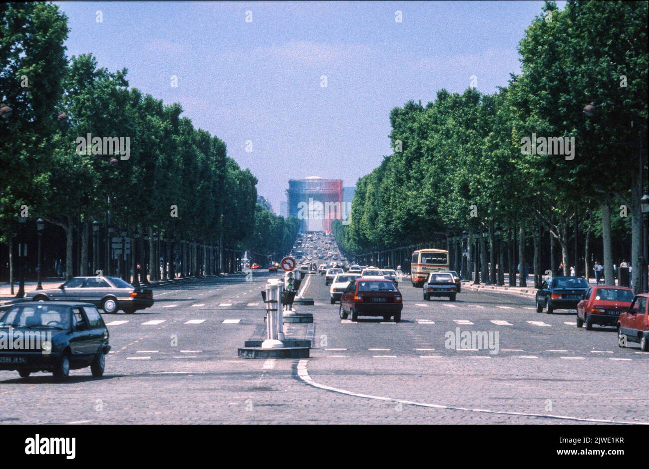 Blick auf den Triumphbogen entlang der Champs-Elysees im Jahr 1988, Paris, Frankreich Stockfoto