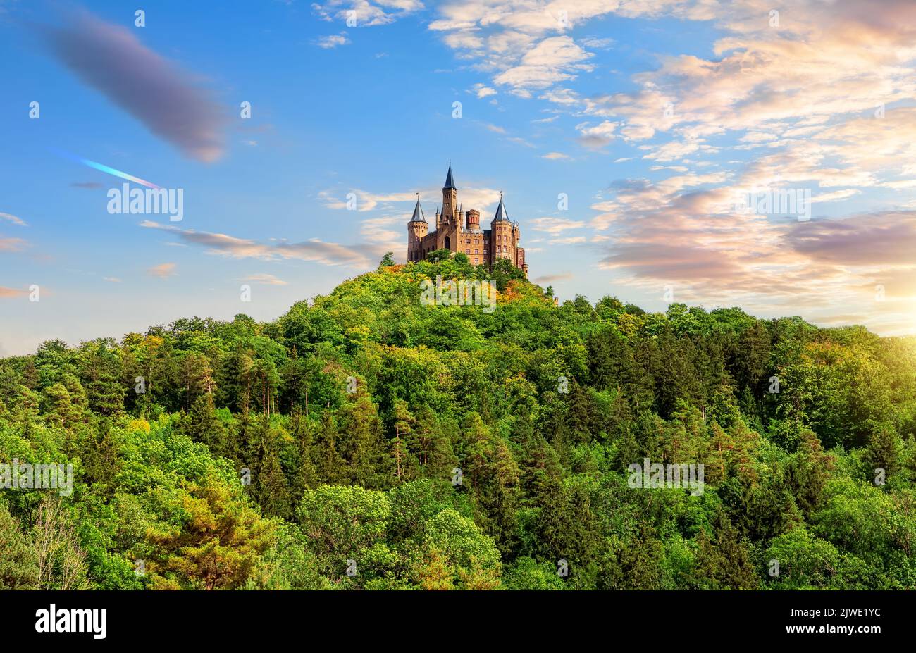 Schloss Hohenzollern auf dem grünen Hügel, wunderschöne Landschaft Deutschlands Stockfoto