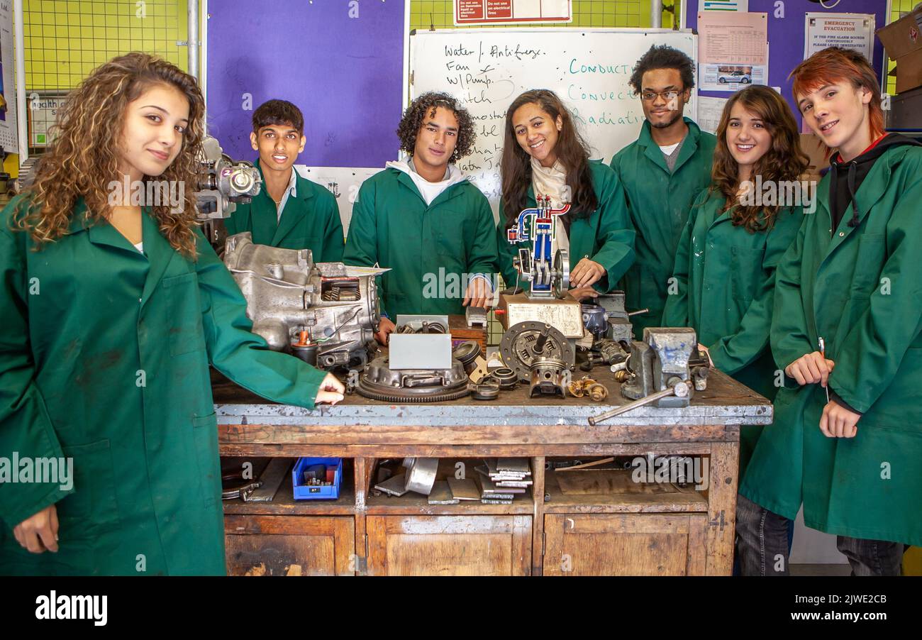 Weiterbildung: Student Mechanik. Eine Gruppe von Studenten der Ingenieurwissenschaften zusammen im Unterricht. Aus einer Reihe von Bildern von Schülern. Stockfoto